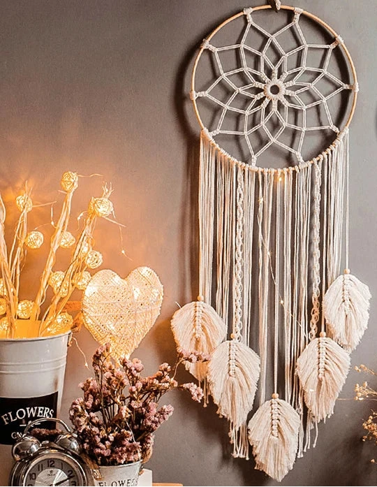 Schöner Traumfänger – Handgefertigte nordische Wanddekoration aus Baumwolle und Holz