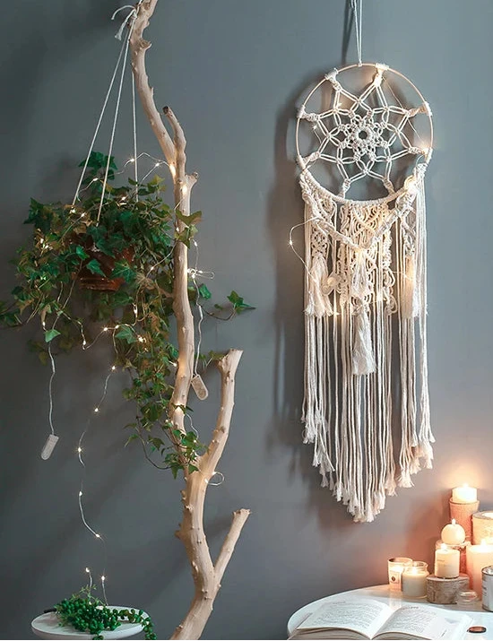 Schöner Traumfänger – Handgefertigte nordische Wanddekoration aus Baumwolle und Holz