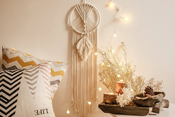 Schöner Traumfänger – Handgefertigte nordische Wanddekoration aus Baumwolle und Holz