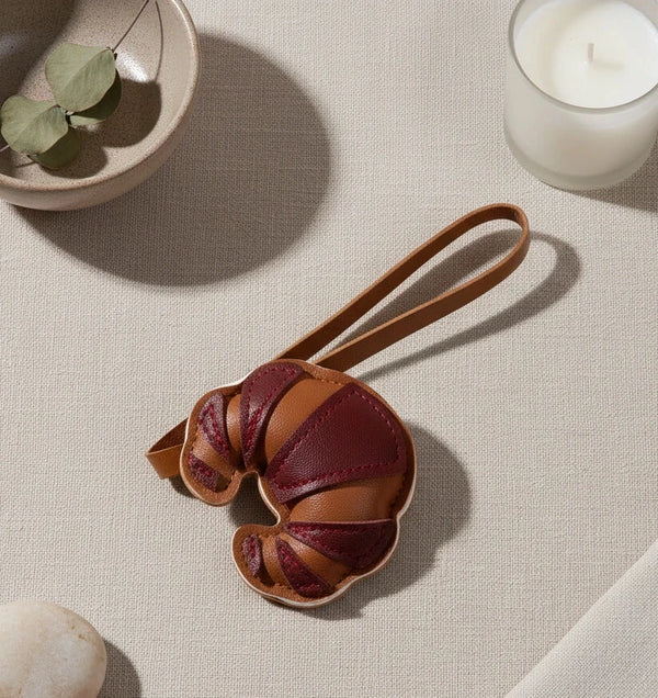 Handgemachter Croissant Schlüsselanhänger aus Leder - Taschenanhänger