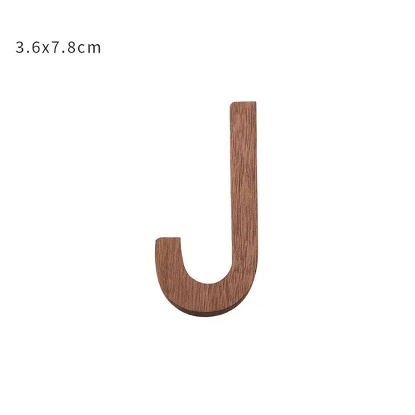 Dekorative Buchstaben aus Holz – Personalisierbare Deko für Wand & Regal