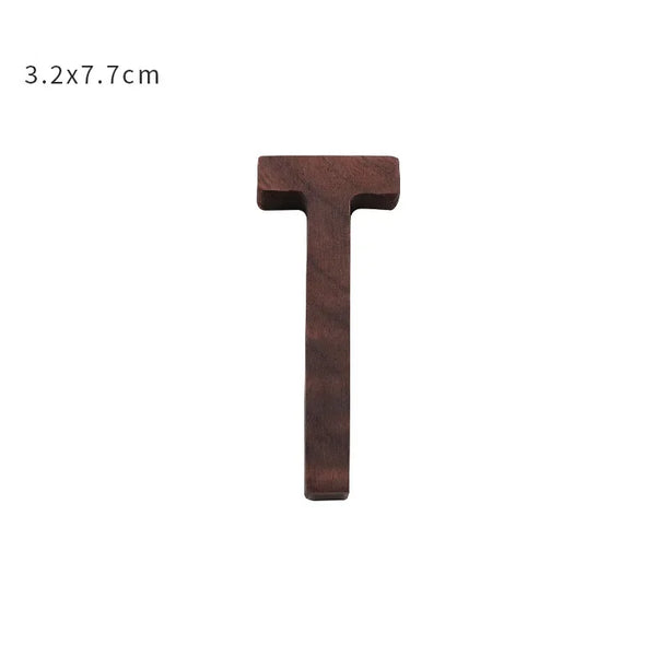 Dekorative Buchstaben aus Holz – Personalisierbare Deko für Wand & Regal