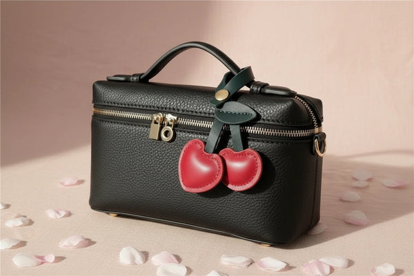 Anhänger Herzkirsche aus Leder – Kreativer Vintage Taschenanhänger für Damen, Schultasche & Handtasche“