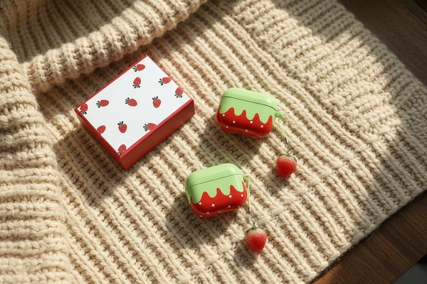 Niedliche Erdbeere Schutzhülle für AirPods – Weiße, gepunktete, rote Hülle, glänzend & stoßfest