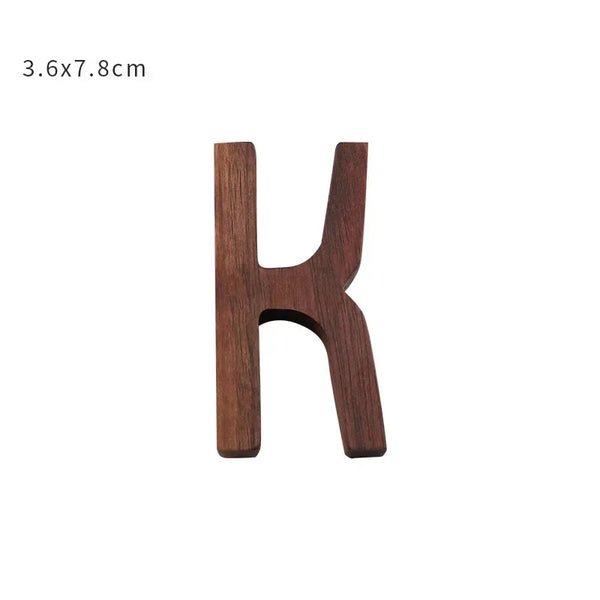 Dekorative Buchstaben aus Holz – Personalisierbare Deko für Wand & Regal
