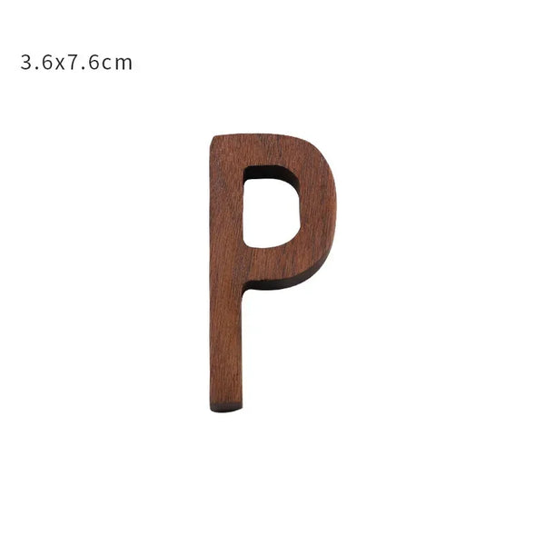 Dekorative Buchstaben aus Holz – Personalisierbare Deko für Wand & Regal