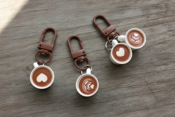 Kaffeetassen Schlüsselanhänger – Süßer Cartoon Taschenanhänger für Rucksack & Tasche