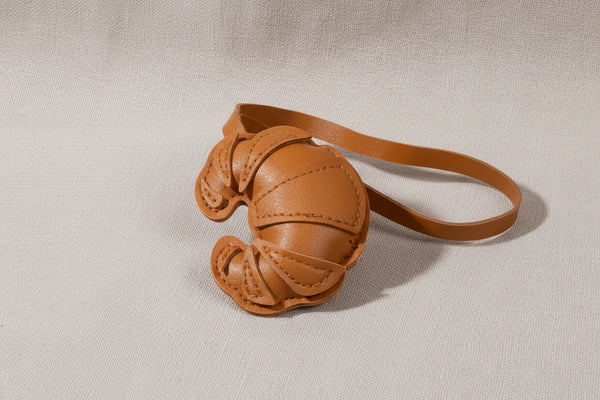 Handgemachter Croissant Schlüsselanhänger aus Leder - Taschenanhänger