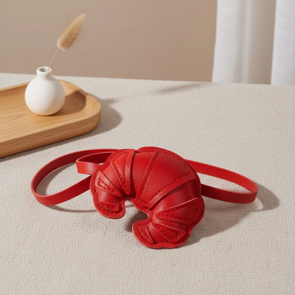 Handgemachter Croissant Schlüsselanhänger aus Leder - Taschenanhänger
