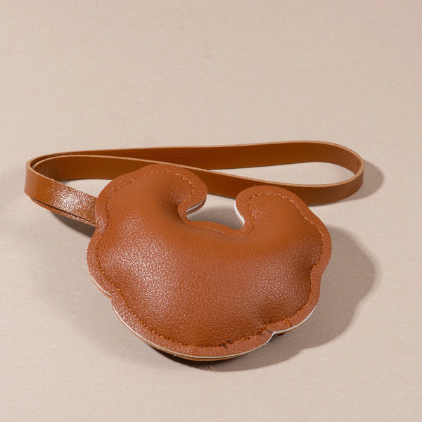 Handgemachter Croissant Schlüsselanhänger aus Leder - Taschenanhänger