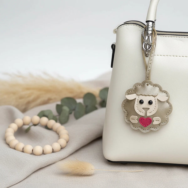 Taschenanhänger Schäfchen mit Herz - Süßer Anhänger aus PU-Leder gefertigt
