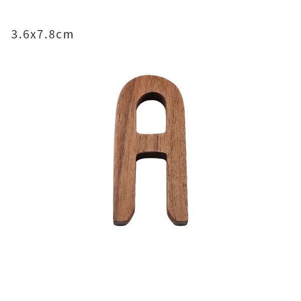 Dekorative Buchstaben aus Holz – Personalisierbare Deko für Wand & Regal