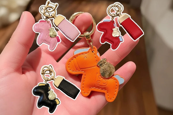 Cartoon Pony Schlüsselanhänger aus PU-Leder – Pferde Taschenanhänger für Rucksack & Handtasche