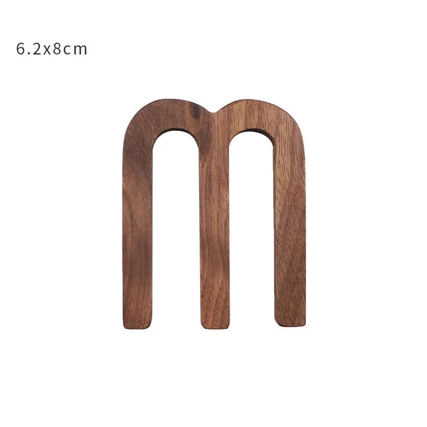 Dekorative Buchstaben aus Holz – Personalisierbare Deko für Wand & Regal