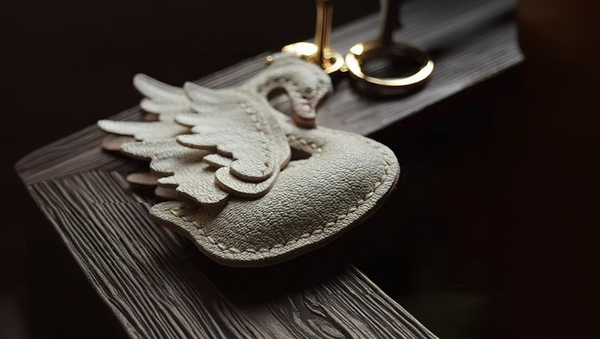 Handgefertigter Schlüsselanhänger aus Leder mit Schwanentaschenanhänger