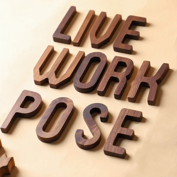 Dekorative Buchstaben aus Holz – Personalisierbare Deko für Wand & Regal