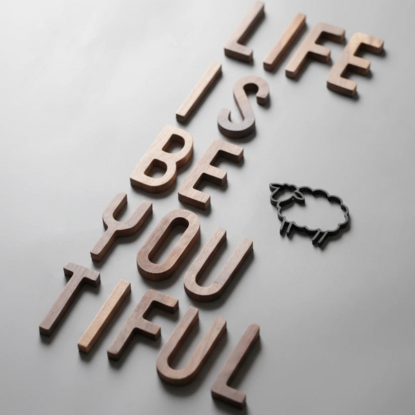 Dekorative Buchstaben aus Holz – Personalisierbare Deko für Wand & Regal