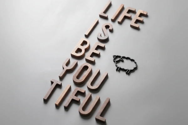 Dekorative Buchstaben aus Holz – Personalisierbare Deko für Wand & Regal