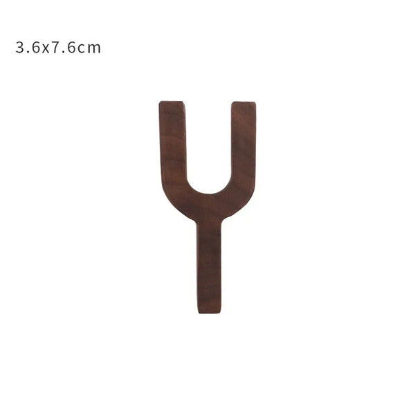 Dekorative Buchstaben aus Holz – Personalisierbare Deko für Wand & Regal